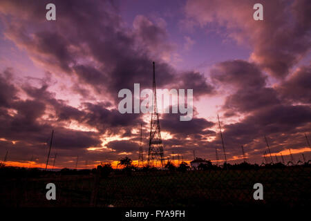 Funkturm mit Himmelshintergrund im Herbst Stockfoto