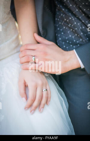 Nicht erkennbare paar neu verheiratete tragen Trauringe Stockfoto