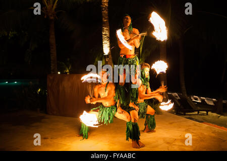 Koh Samui, Thailand - 24. August 2013: Drei starke Männer, die Durchführung von traditionellen Feuertanz im tropischen Resort auf der Insel Koh Samui Stockfoto