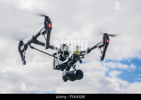 Ferngesteuerte DJI Inspiire Drohne im Flug Stockfoto