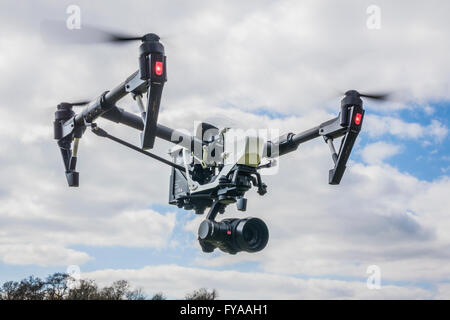 Ferngesteuerte DJI Inspiire Drohne im Flug Stockfoto