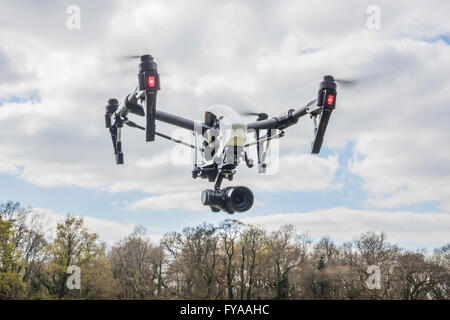 Ferngesteuerte DJI Inspiire Drohne im Flug Stockfoto