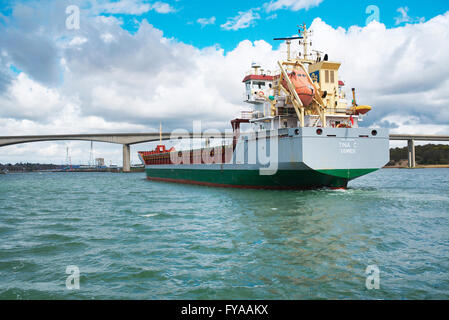Containerschiff auf dem River Orwell Überschrift unter der Orwell-Brücke in Suffolk in Richtung Hafen von Ipswich Stockfoto