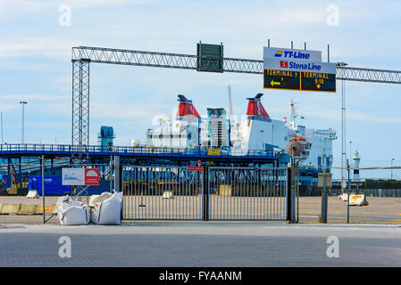 Trelleborg, Schweden - 12. April 2016: Toren zum Fährhafen in der Stadt. Sie sind geschlossen und eine Autofähre von Stena Line ist in der b Stockfoto