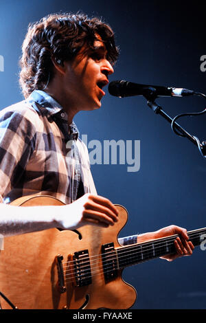 BARCELONA - NOV 13: Ezra Koenig, Frontmann von Vampire Weekend, führt auf Diskothek Razzmatazz am 13. November 2010 im Barcelo Stockfoto