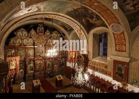 Innenraum der alten rumänischen orthodoxen Kirche Abend Stockfoto