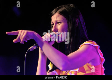 BARCELONA - 29 Dez.: Delafe y Las Flores Azules Band führt im Palau Sant Jordi am 29. Dezember 2011 in Barcelona, Spanien. FNAC Stockfoto