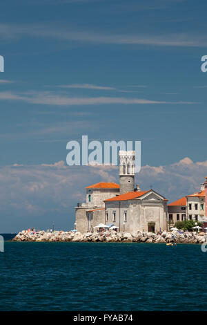 Küste mit der Kirche Our Lady of Health, St. Clemens Kirche und dem Leuchtturm, Piran, Istrien, Slowenien Stockfoto