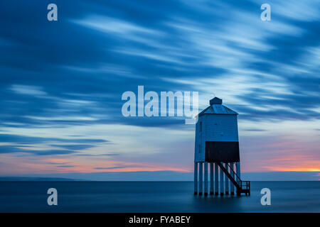 Der Leuchtturm am Burnham-on-Sea, Somerset, steht bei Sonnenuntergang Silhouette vor einem rosa und blauen Himmel. Stockfoto