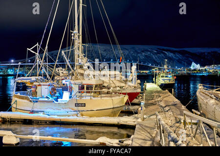 Nachtaufnahme von Schnee bedeckt Schiff im Hafen von Tromsø, Troms, Norwegen, Europa Stockfoto