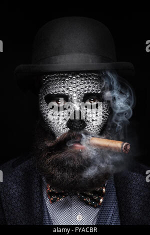 Mann Rauchen Zigarre mit crazy Make-up auf Stockfoto