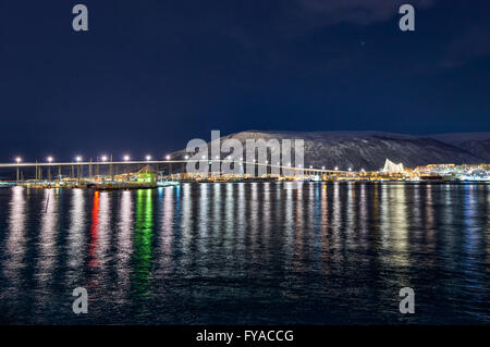 Nachtaufnahme von Schnee bedeckt Landschaft der Hafen und die Eismeerkathedrale in Tromsø, in Troms, Norwegen Stockfoto