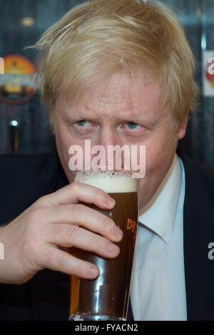 Boris Johnson Außenministerin und MP holding einen Pint Bier in einem Pub. Stockfoto