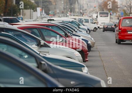 Autos parken in Folge Stockfoto