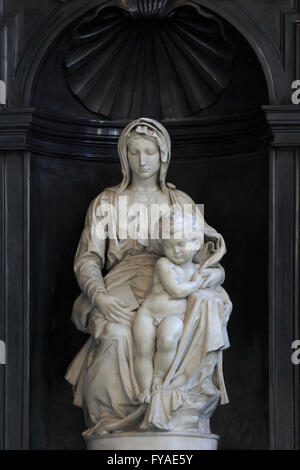 Weiße Marmorstatue der Madonna mit Kind (1504) erstellt von Michelangelo an der Liebfrauenkirche in Brügge, Belgien Stockfoto