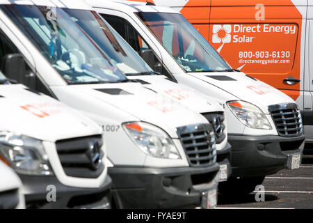 Vans mit direkte Energie Solar Logos in Columbia, Maryland auf 10. April 2016 zu arbeiten. Stockfoto