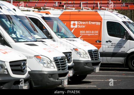 Vans mit direkte Energie Solar Logos in Columbia, Maryland auf 10. April 2016 zu arbeiten. Stockfoto