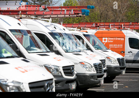 Vans mit direkte Energie Solar Logos in Columbia, Maryland auf 10. April 2016 zu arbeiten. Stockfoto