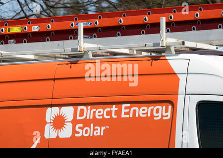 Vans mit direkte Energie Solar Logos in Columbia, Maryland auf 10. April 2016 zu arbeiten. Stockfoto