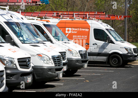 Vans mit direkte Energie Solar Logos in Columbia, Maryland auf 10. April 2016 zu arbeiten. Stockfoto