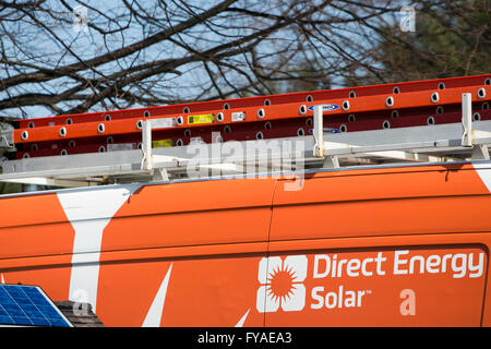 Vans mit direkte Energie Solar Logos in Columbia, Maryland auf 10. April 2016 zu arbeiten. Stockfoto