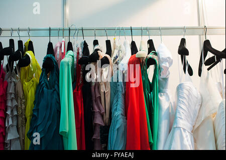 bunte Damenmode an der horizontalen Kleiderbügel hängen Stockfoto