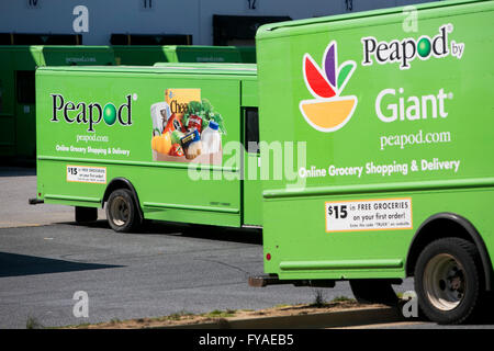 Lieferung Transporter mit Peapod Logos außerhalb ein Auslieferungslager in Hannover, Maryland am 10. April 2016. Stockfoto