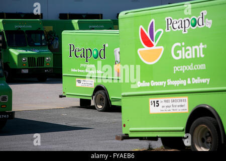 Lieferung Transporter mit Peapod Logos außerhalb ein Auslieferungslager in Hannover, Maryland am 10. April 2016. Stockfoto