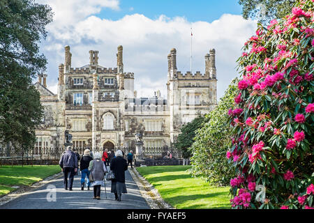 Besucher, die zu Fuß in Richtung Tregothnan Haus ordentlich Truro in Cornwall, Großbritannien für einen guten Zweck öffnen ganztägiges Ereignis. Stockfoto