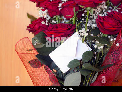 Strauß roter Rosen mit weißen Hinweis und Kopie Platz für Text. Stockfoto