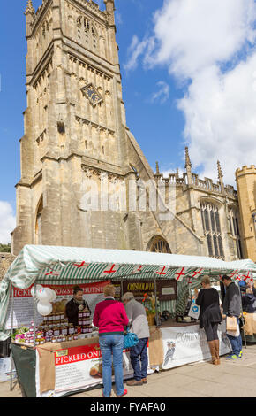 Markttag und die Kirche von St. Johannes der Täufer, Cirencester, Gloucestershire, England, UK Stockfoto