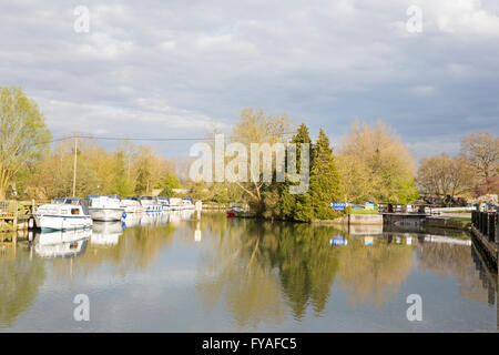 St John Lock auf der Themse in der Nähe von Lechlade auf Themse Gloucestershire, England, UK Stockfoto