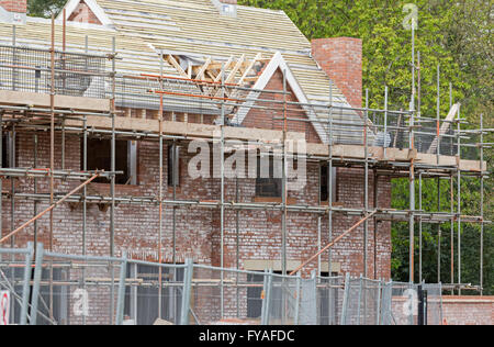 Ausblühungen oder Salzen auf einem neuen Backsteingebäude Entwicklung, England, UK Stockfoto