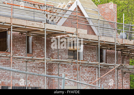 Ausblühungen oder Salzen auf einem neuen Backsteingebäude Entwicklung, England, UK Stockfoto