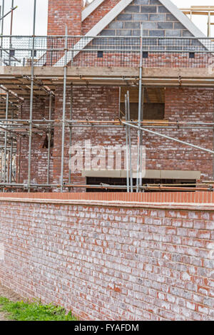 Ausblühungen oder Salzen auf einem neuen Backsteingebäude Entwicklung, England, UK Stockfoto