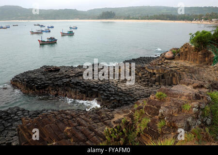 Ganh Da Dia oder Ghenh Da Dia oder Da Dia Stromschnellen Tuy Hoa, Phu Yen, Viet Nam, mit erstaunlichen Naturlandschaft am Meer, fantastische Stockfoto