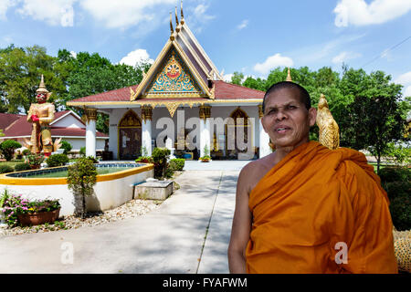 Kissimmee Florida, Orlando Wat Florida Dhammaram Buddhistisches Kloster, Tempel, Mönch, asiatischer Erwachsener, Erwachsene, Mann, Männer, Robe, Kasaya, FL160402023 Stockfoto
