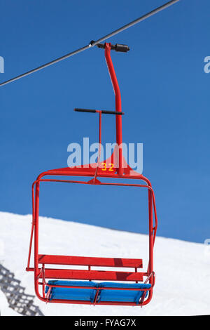 leerer Stuhl des Skilifts hinunter von der Spitze des Berges und sehen ganz in der Nähe Stockfoto