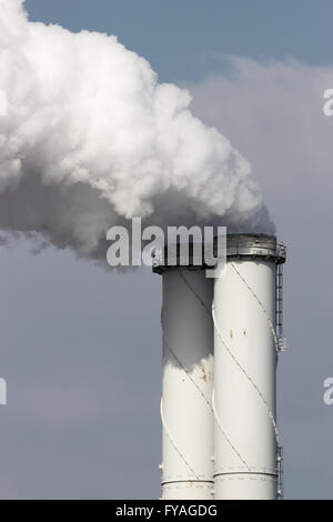 Rauchentwicklung aus Fabrik Rohre Stockfoto