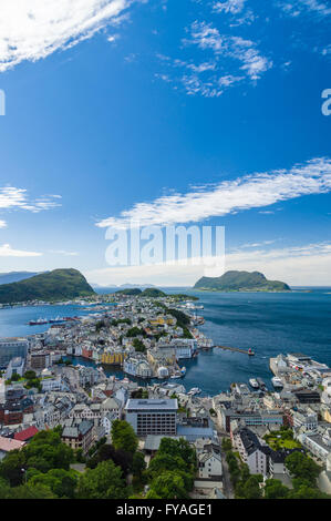 Alesund Stadt übersehen Blick bis zum Sommer, Norwegen Stockfoto