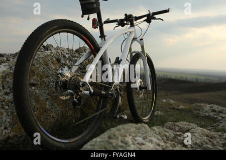 Fahrrad steht auf einem Felsen Stockfoto