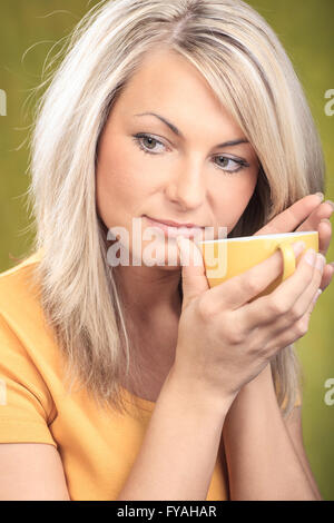 Porträt einer jungen Frau mit Teetasse Stockfoto