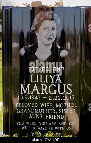 Reich verzierte Grabstein einer russischen jüdischen Frau in Montefiore Cemetery in Cambria Heights, Queens, New York Stockfoto