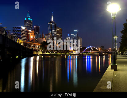 Eine Panorama Nacht Foto von Melbourne, Flinders Street Station Ewan Walkers Brücke Yarra River mit schönen Reflexen. Stockfoto