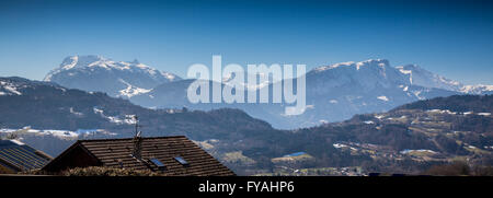 Panoramische Ansicht der französischen Alpen wie bei Reisen von Le wird in Cluses, Haute-Savoie, Frankreich, Europa zu sehen. Stockfoto