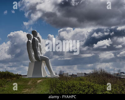 Männer am Meer gelegen Statuen im Hafen von Esbjerg, Dänemark Stockfoto