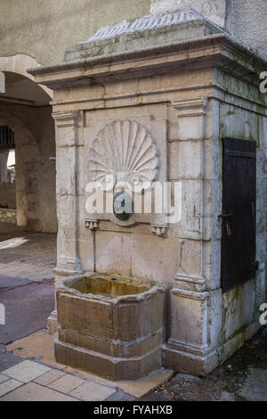 Trinkbrunnen in Annecy alte Stadt, Haute-Savoie, Frankreich, Europa. Stockfoto