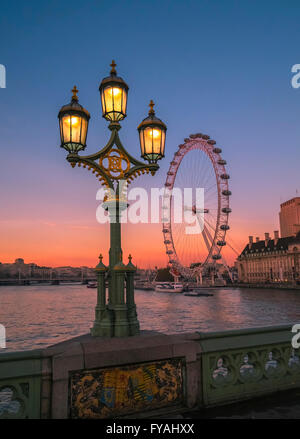 London Eye Riesenrad bei Sonnenuntergang, gesehen von der Westminster Bridge, London, England UK Stockfoto