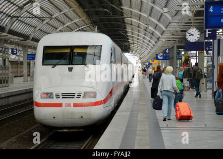 Eis, Bahnsteig, Bahnhof, Spandau, Berlin, Deutschland Stockfoto