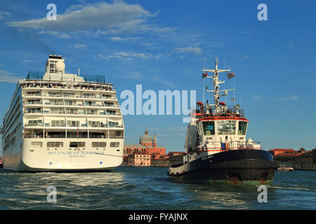 Luxus-Kreuzfahrtschiff Seven Seas Mariner, IMO 9210139, Venedig zu verlassen begleiten von Schlepper Angelina C Stockfoto